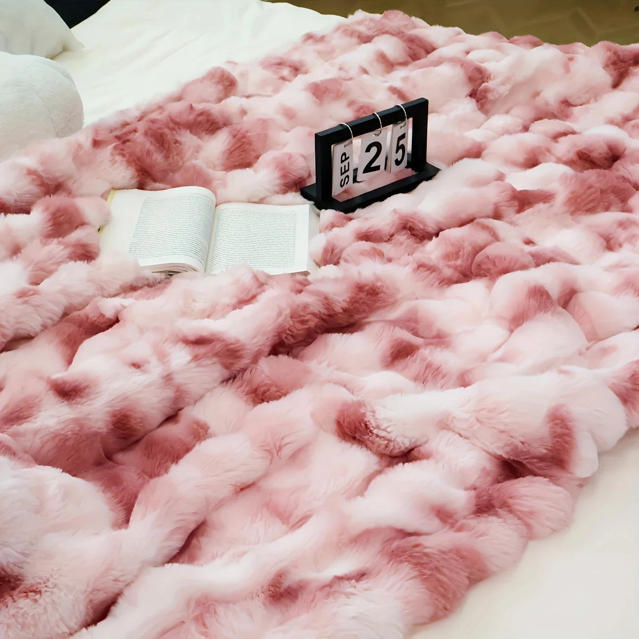 "Cozy Bubble Fleece Blanket – Luxurious Faux Fur Throw for Couch, Fluffy Decorative Blanket for Bed and Winter, Perfect Gift for Mother's Day" - LuxeHome Furniture